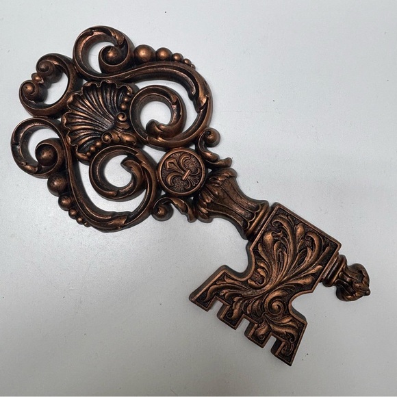 Coppercraft Guild Syroco decorative key wall decor - Picture 1 of 8